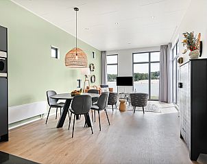 Eetruimte met stijlvolle inrichting in Sallandse Heuvelrug 4-persoons woning 4L, Hoge Hexel, Twente.