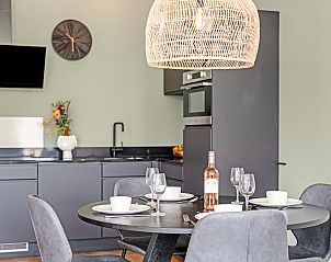 Ruim terras met ligstoelen bij Sallandse Heuvelrug 4-persoons woning 4L in Hoge Hexel, Twente.