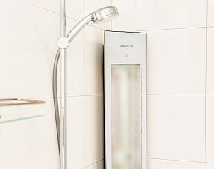 Stijlvolle badkamer met douche in Sallandse Heuvelrug vakantiehuis 4L, Hoge Hexel, Overijssel.