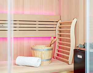 Detail van sauna met emmer in Sallandse Heuvelrug 4-persoons woning 4L, Hoge Hexel, Overijssel.