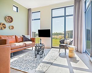 Ruim terras met ligstoelen in Sallandse Heuvelrug bungalow, Hoge Hexel, Twente, Overijssel.