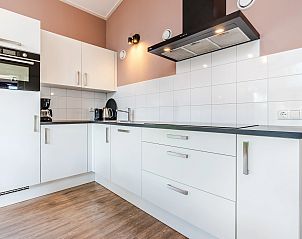 Komfortables Schlafzimmer im 8-Personen-Haus Sallandse Heuvelrug, Hoge Hexel, mit Blick auf den Garten.