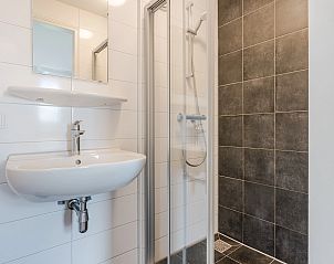 Hauptschlafzimmer des 8-Bett-Hauses Sallandse Heuvelrug, Hoge Hexel, mit luxurisen Betten und natrlichem Licht.