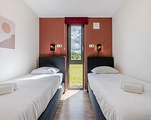 Zweites Badezimmer im 8-Personen-Haus Sallandse Heuvelrug, Hoge Hexel, mit moderner Dusche und Waschbecken.