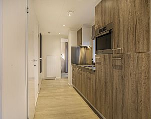 Gedekte eettafel in Sallandse Heuvelrug 4-persoons woning, Hoge Hexel, ideaal voor gezellige diners.