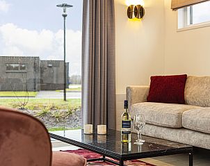 Slaapkamer met ensuite badkamer in Sallandse Heuvelrug 4-persoons woning, Hoge Hexel, voor extra comfort.