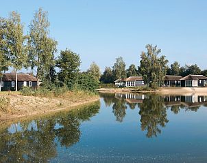 Uitzicht op het meer bij Twents Buitenverblijf 6, chalet in Hoge Hexel, Twente, omringd door natuur en rust.