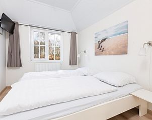 Slaapkamer in Twents Buitenverblijf 6, chalet in Hoge Hexel, Twente, met comfortabel bed en serene sfeer.