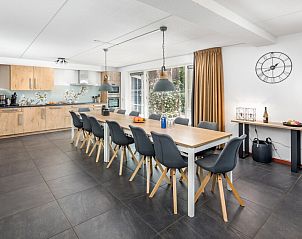 Gerumiges Esszimmer in Twentse Hoeve 14, einem Ferienhaus in Hoge Hexel, Twente, Overijssel, mit moderner Kche und Gartenblick.