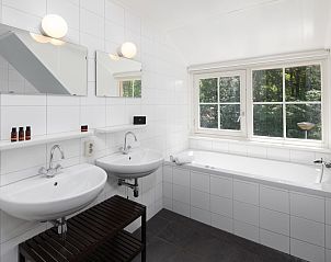 Gerumiges Badezimmer in Twentse Hoeve 14, einem Bungalow in Hoge Hexel, Twente, Overijssel, mit moderner Ausstattung und Zugnglichkeit.