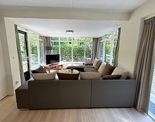 Gezellige woonkamer in bungalow Vuurvlinder met Serre 10, Hoge Hexel, Twente. Ruime zithoek met uitzicht op de groene natuur van Overijssel.