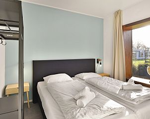 Detail van slaapkamer met opgerolde handdoeken in Sallandse Heuvelrug vakantiehuis 6B, Hoge Hexel, Overijssel.