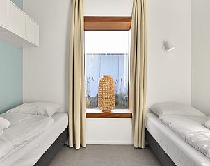 Rustgevende slaapkamer met nachtkastje in Sallandse Heuvelrug 6-persoons woning 6B, Hoge Hexel, Twente.