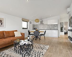 Open leefruimte in Sallandse Heuvelrug 4-persoons woning 4C, Hoge Hexel, met moderne keuken.