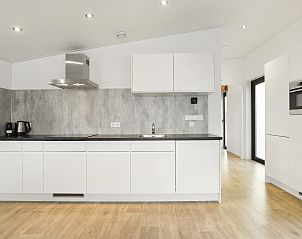 Moderne keuken in Sallandse Heuvelrug 4-persoons woning 4C, Hoge Hexel, met strakke afwerking.