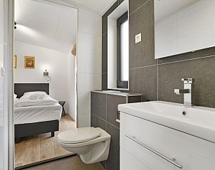 Badkamer in Sallandse Heuvelrug 4-persoons woning 4C, Hoge Hexel, met moderne voorzieningen.