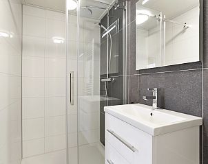 Moderne badkamer in Sallandse Heuvelrug 4-persoons woning 4C, Hoge Hexel, met strak design.