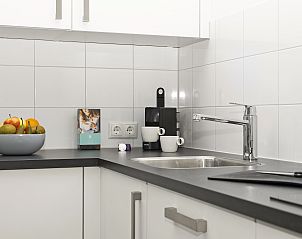 Freiraum im Ferienhaus Sallandse Heuvelrug 8C, Twente, mit Schlafzimmer und Wohnzimmer in einer Ansicht.