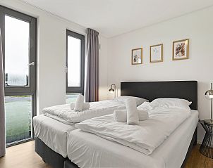 Gemtliches Schlafzimmer im Ferienhaus Sallandse Heuvelrug 8C, Twente, mit groen Fenstern und weichen Betten.