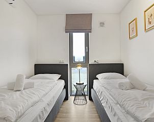 Badezimmer im Ferienhaus Sallandse Heuvelrug 8C, Hoge Hexel, mit moderner Dusche und Waschbecken.