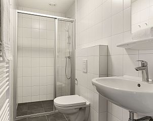 Zweites Badezimmer im Ferienhaus Sallandse Heuvelrug 8C, Hoge Hexel, mit Dusche und modernen Annehmlichkeiten.