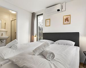 Schlafzimmer mit Aussicht im Ferienhaus Sallandse Heuvelrug 8C, Hoge Hexel, mit bequemen Betten.