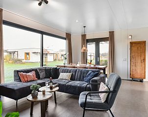 Gerumiges Interieur des Sallandse Heuvelrug 8-Personen-Hauses 8B, Hoge Hexel, Twente, mit groen Fenstern und viel Tageslicht.