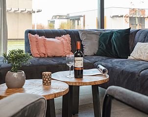 Essecke im Sallandse Heuvelrug 8-Personen-Haus 8B, Hoge Hexel, Twente, mit groem Esstisch und stimmungsvoller Dekoration.