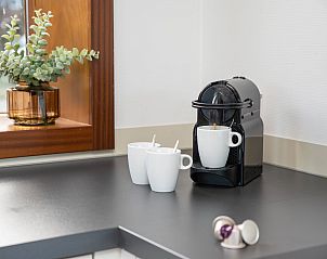 Terrasse mit Vordach im Sallandse Heuvelrug 8-Personen-Haus 8B, Hoge Hexel, Twente, ideal fr Mahlzeiten im Freien.