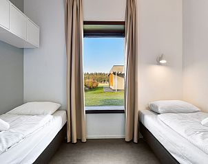 Komfortables Schlafzimmer im Sallandse Heuvelrug 8-Personen-Haus 8B, Hoge Hexel, Twente, mit Doppelbett und Aussicht.