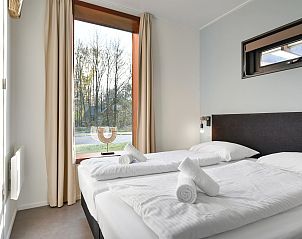 Modernes Badezimmer im Sallandse Heuvelrug 8-Personen-Haus 8B, Hoge Hexel, Twente, mit groer Dusche und stilvollen Fliesen.