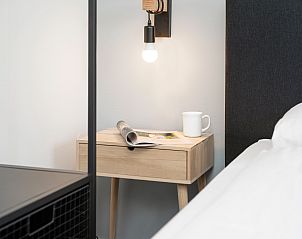 Moderne Duschkabine im Sallandse Heuvelrug 8-Bett-Haus 8B, Hoge Hexel, Twente, mit glatter Oberflche und Handtuchheizkrper.