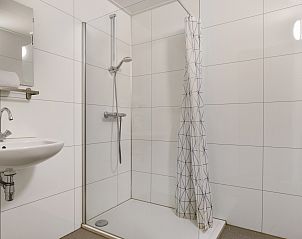 Schlafzimmer mit Einzelbetten in Sallandse Heuvelrug 8-Personen-Haus 8B, Hoge Hexel, Twente, mit Blick auf den Garten.