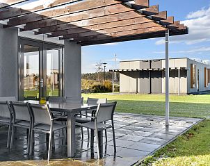 Auenansicht von Sallandse Heuvelrug 8-Personen-Haus 8B, Hoge Hexel, Twente, mit groem Garten und moderner Architektur.