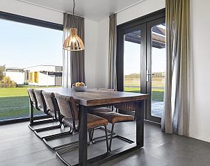 Offener Wohnbereich im Sallandse Heuvelrug 8-Personen-Ferienhaus in Hoge Hexel, Twente, Overijssel mit Esstisch und Sitzecke.