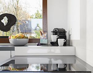 Details der Kchenarbeitsplatte in Sallandse Heuvelrug 8-Bett-Bungalow in Hoge Hexel, Twente, Overijssel mit Kaffeemaschine.