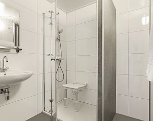 Modernes Badezimmer mit Dusche in Sallandse Heuvelrug 8-Personen-Haus in Hoge Hexel, Twente, Overijssel.