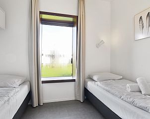 Helles Schlafzimmer mit groem Fenster in der 8-Personen-Ferienwohnung Sallandse Heuvelrug in Hoge Hexel, Twente, Overijssel.
