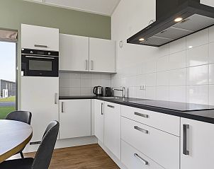 Keukenhoek met apparatuur in Sallandse Heuvelrug vakantiehuis, Twente.