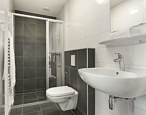 Slaapkamer met eenpersoonsbedden in Sallandse Heuvelrug bungalow, Overijssel.