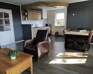 Moderne keuken en eetruimte in Lutke Disserot vakantiehuis in Lattrop, Twente met veel daglicht.