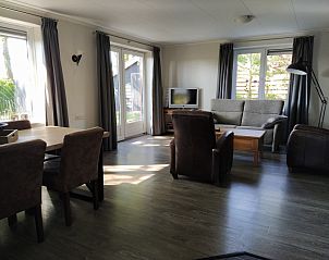 Ruime woonkamer met veel licht in Lutke Disserot vakantiehuis in Lattrop, Twente.