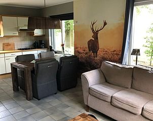 Ruime eetkamer en keuken in Vakantiehuisje in Lattrop, perfect voor families in Twente, Overijssel.
