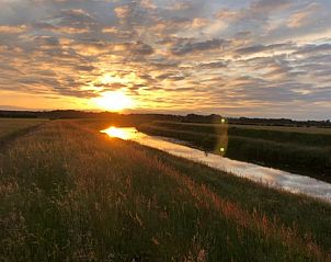 Adembenemende zonsondergang bij Vakantiehuisje in Lattrop, een magisch moment in Twente, Overijssel.