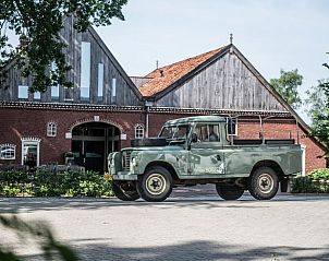 Land Rover voor boerderij bij Huisje in Lattrop, vakantiehuis in Twente, Overijssel.