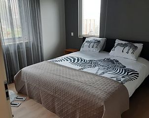 Slaapkamer met tweepersoonsbed in Vakantiehuis in De Pollen, Vriezenveen, Twente, Overijssel.