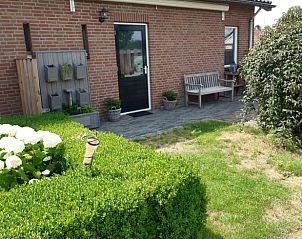 Ingang van Vakantiehuis in De Pollen, Vriezenveen, Twente, met verzorgde tuin en zitgelegenheid.