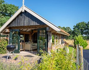 Veranda met uitzicht op velden bij Huisje in Broekland, Salland, Overijssel.