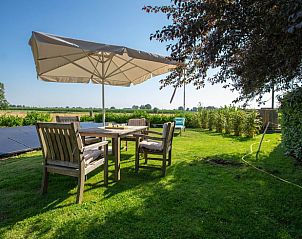 Groene tuin met zitplaats bij Huisje in Broekland, vakantiehuis in Salland, Overijssel.