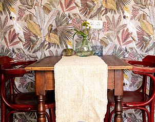 Eettafel met bloemen in Huisje in Broekland, vakantiehuis in Salland, Overijssel.